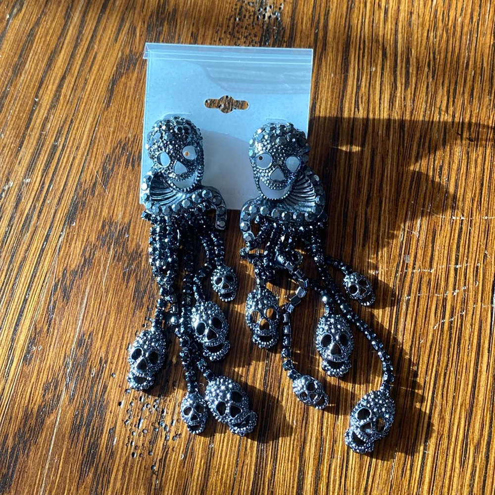 Skull dangle earrings